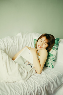 女性黑色蕾丝抹胸开叉短裙拔萝卜